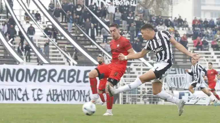 Círculo Deportivo y Cipolletti tuvieron un intenso cotejo en Río Negro. (Foto: La Mañana de Cipolletti)