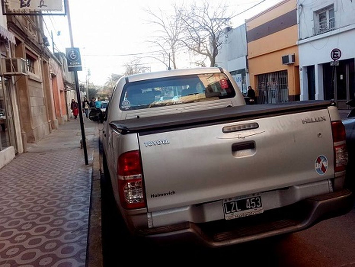 #PeriodistaPorElDía: Camioneta estacionada en lugar para discapacitados