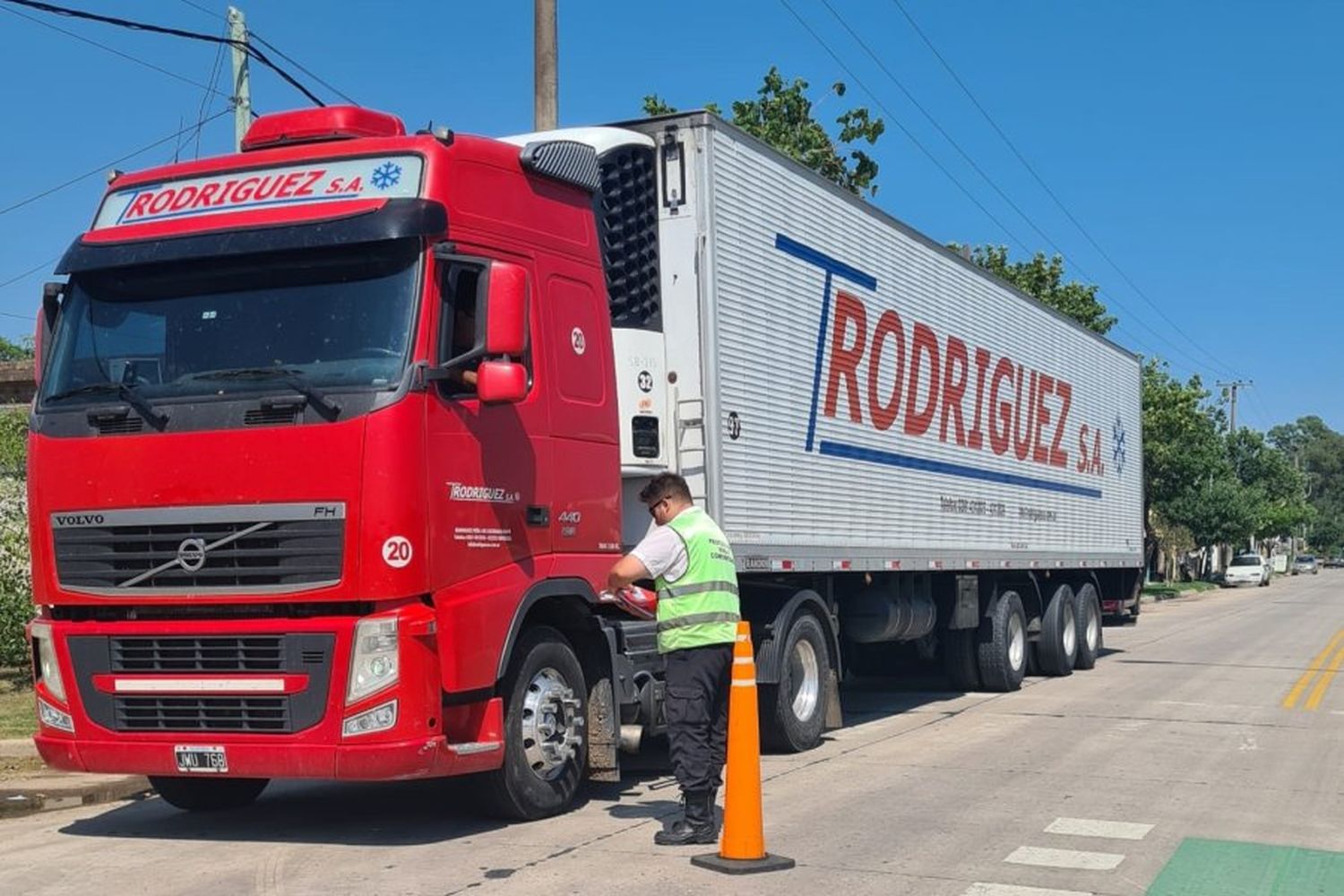 Camiones en sectores prohibidos: realizan controles de tránsito en la ciudad 