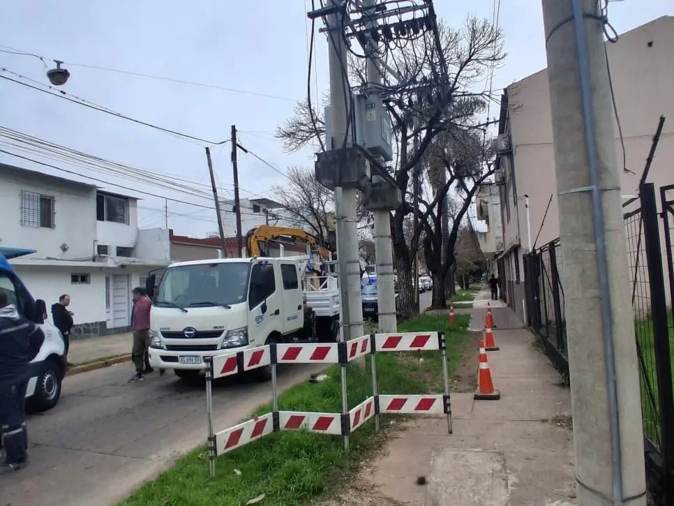 Dos trabajadores de la EPE resultaron heridos luego de recibir una descarga eléctrica en la zona norte