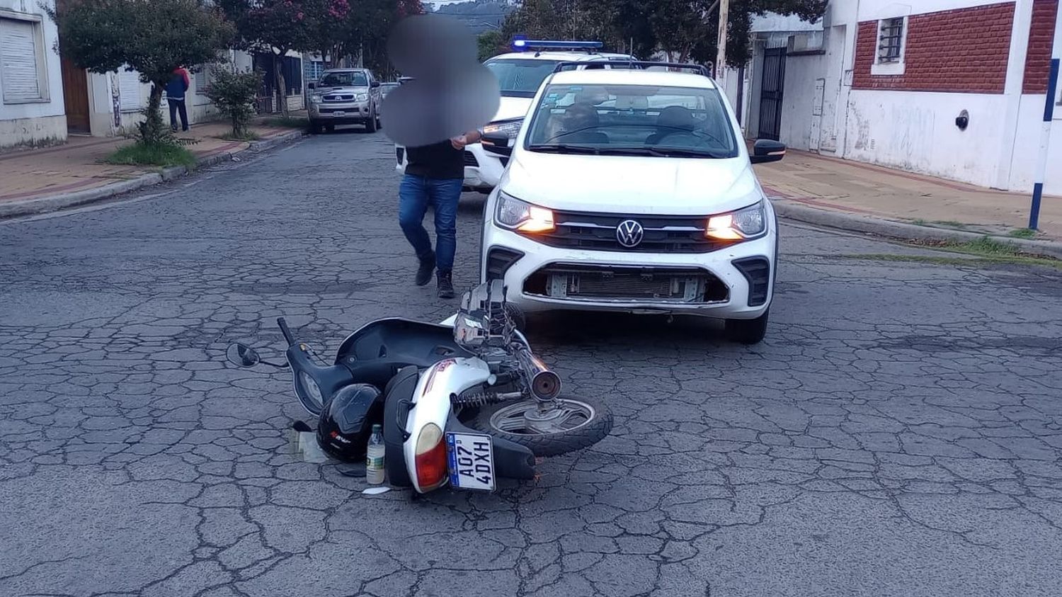 Una motociclista fue derivada al Hospital tras un accidente