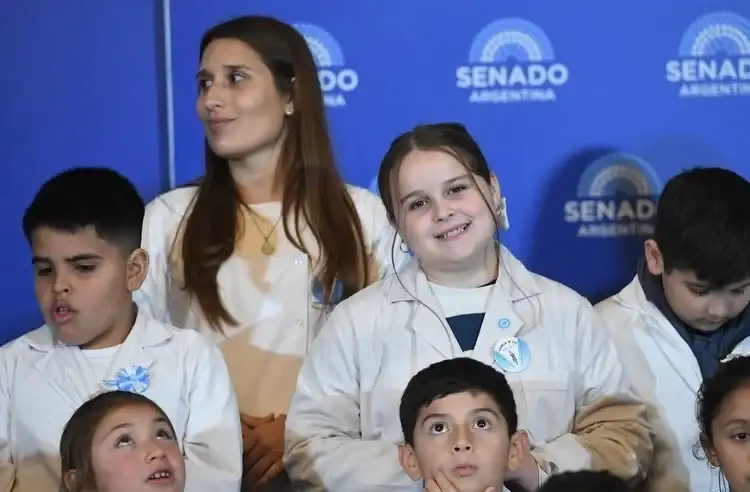 Emoción en el Congreso: alumnos de Pilar vivieron la Promesa a la Bandera y la interpretaron en lengua de señas