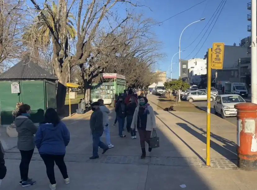 Pese al frío, el operativo para tramitar el DNI y el pasaporte congregó a cientos de tandilenses