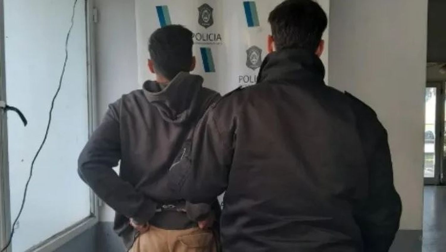 Un joven en bicicleta destruyó a hachazos un patrullero estacionado en frente de una comisaría