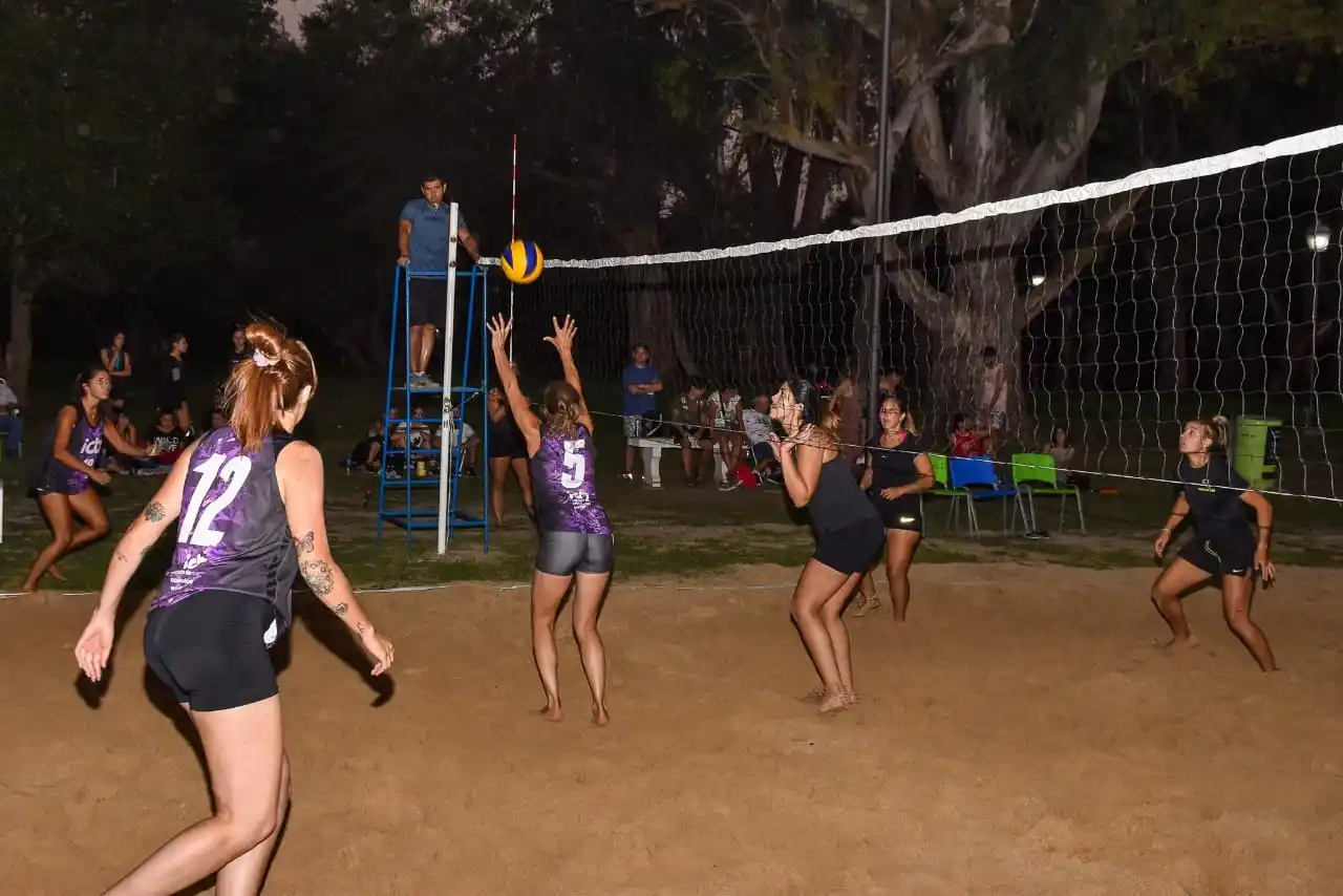 Continúa el torneo de beach vóley en la nueva cancha del Parque del V Centenario