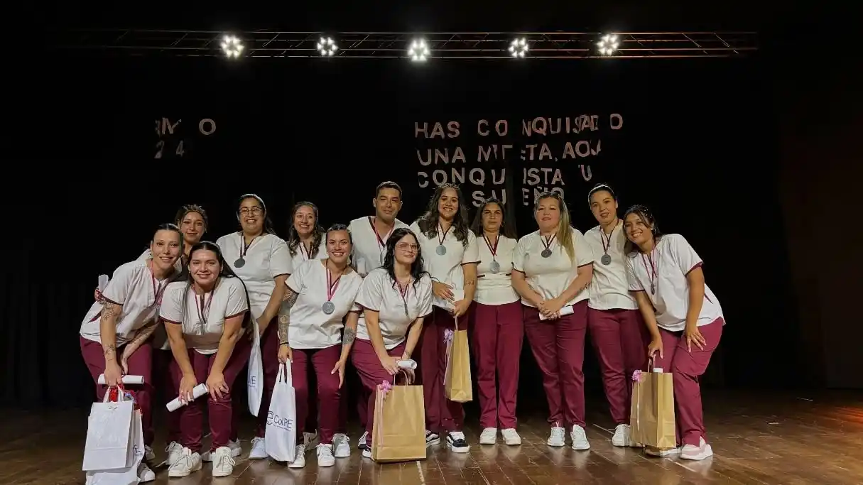 Los egresados tras el acto.