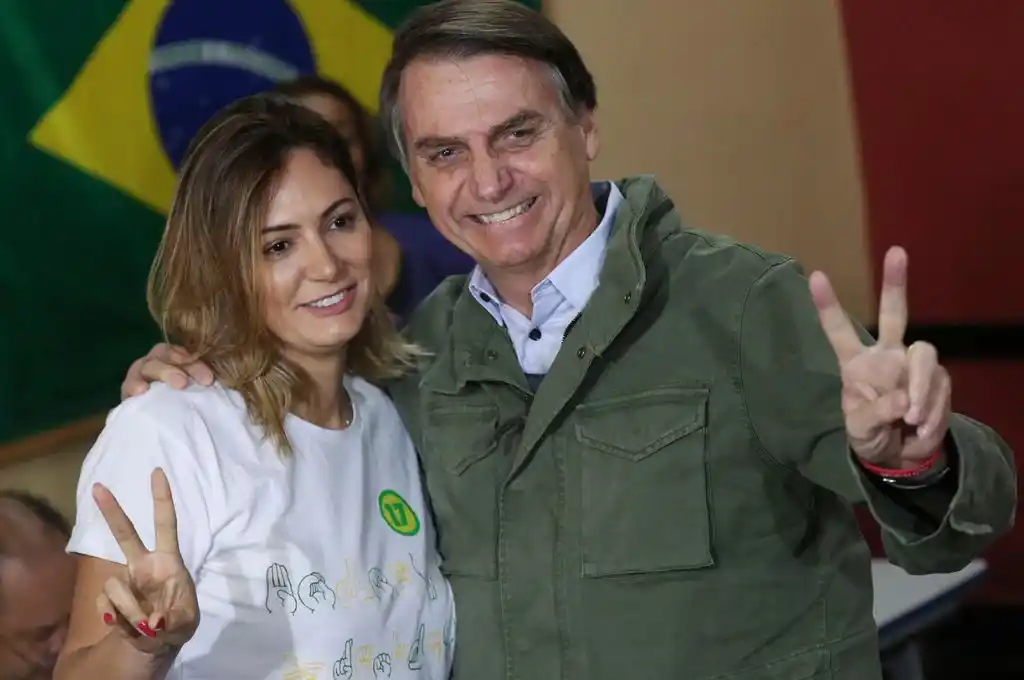 Michelle Firmo, la esposa de Bolsonaro, se sumó a la campaña política: “En la Bibilia Dios siempre se inclina por la derecha”