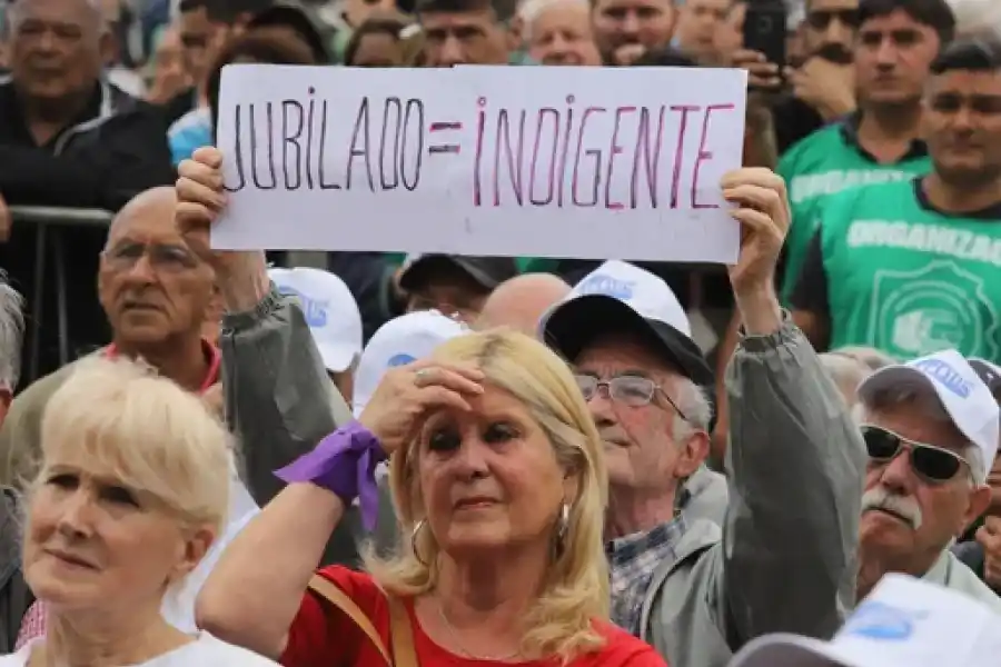 Hay 5 millones de jubilados debajo de la línea de pobreza, en medio de la discusión por la movilidad