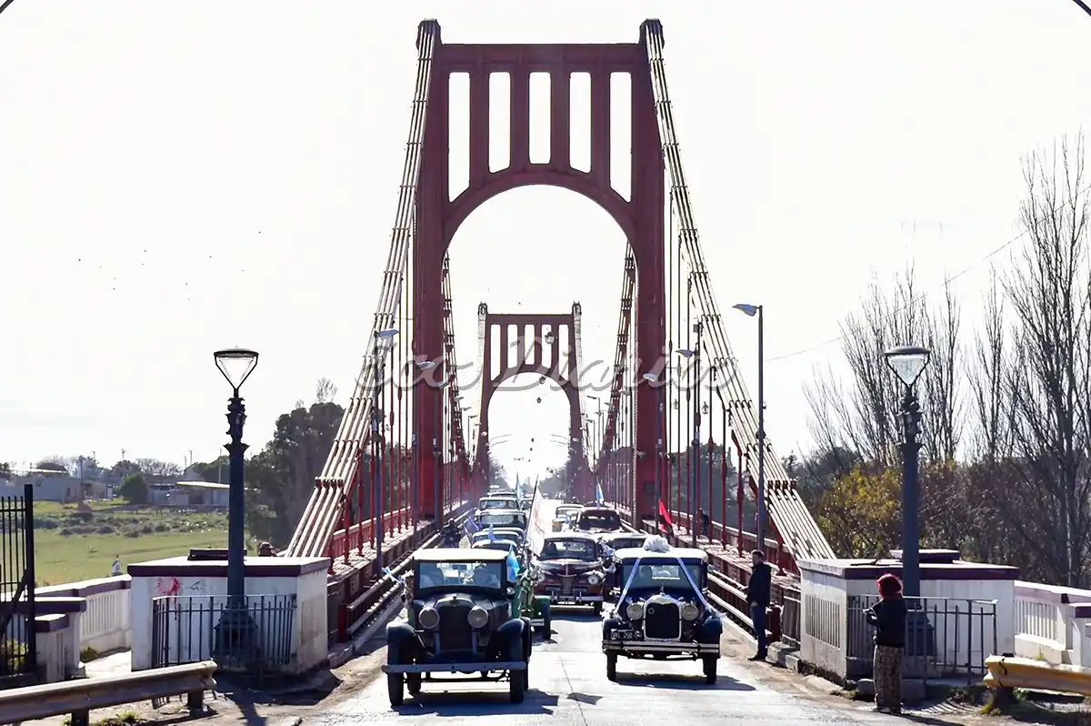 Caravana. Ayer al mediodía por el Puente Colgante