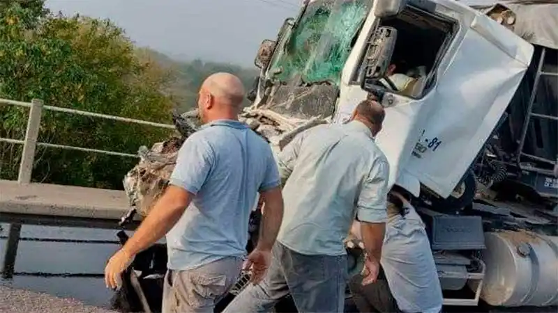 Impresionante accidente involucró a tres camiones: un conductor quedó atrapado