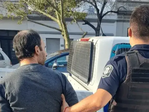 Un policía se quedó dormido al volante, intentó fugarse y atacó a otro efectivo
