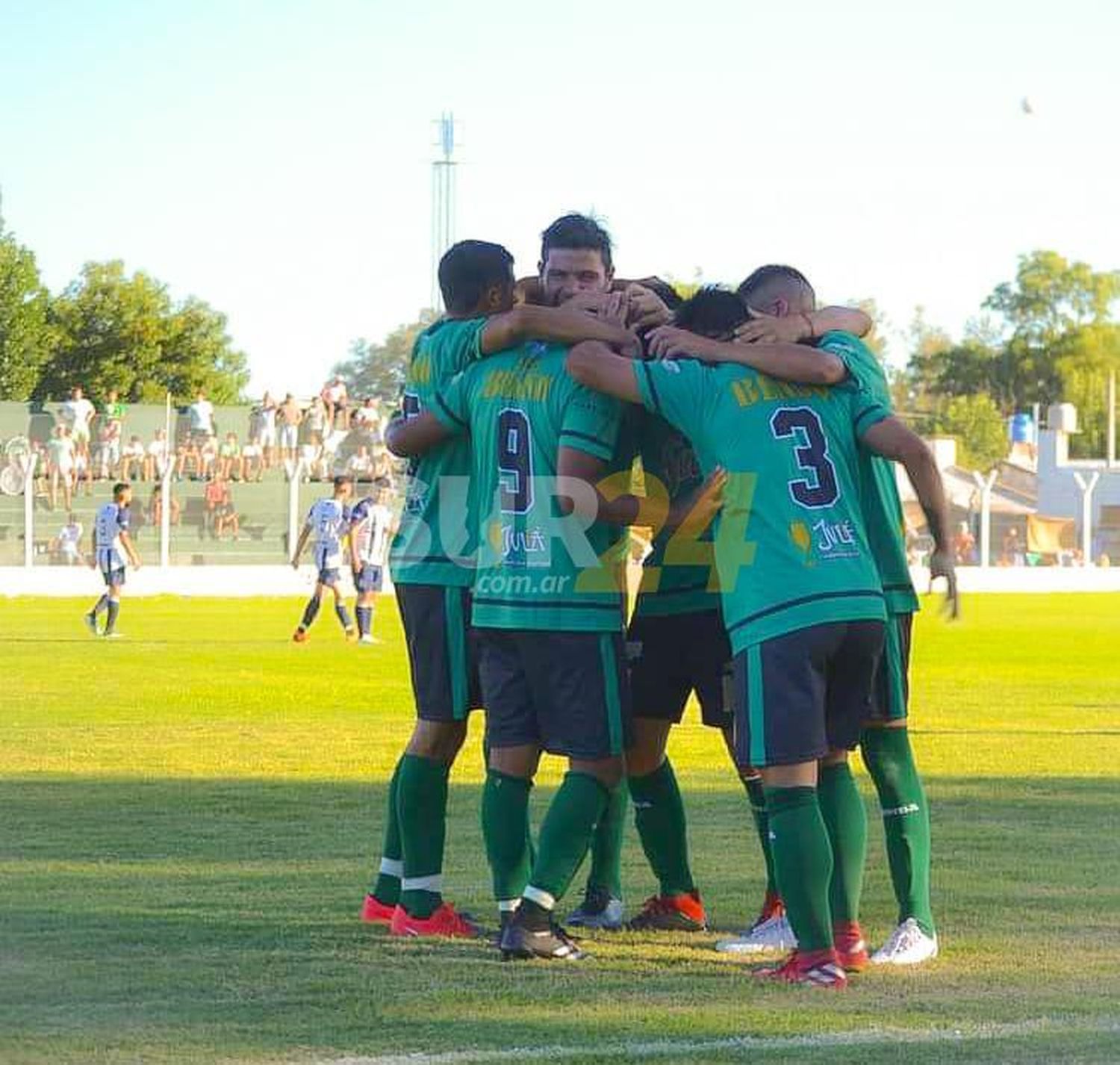 Juventud Unida goleó a Pueyrredón para no perderle pisada al puntero