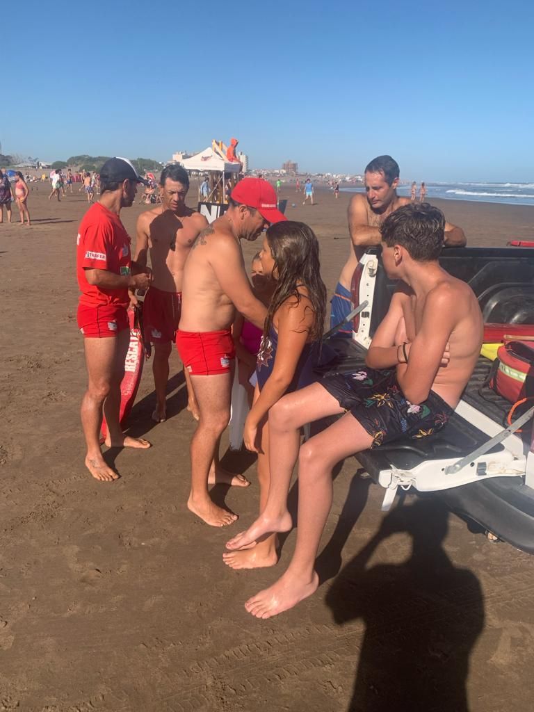 Rescataron a tres turistas en la zona de baño de Dunamar