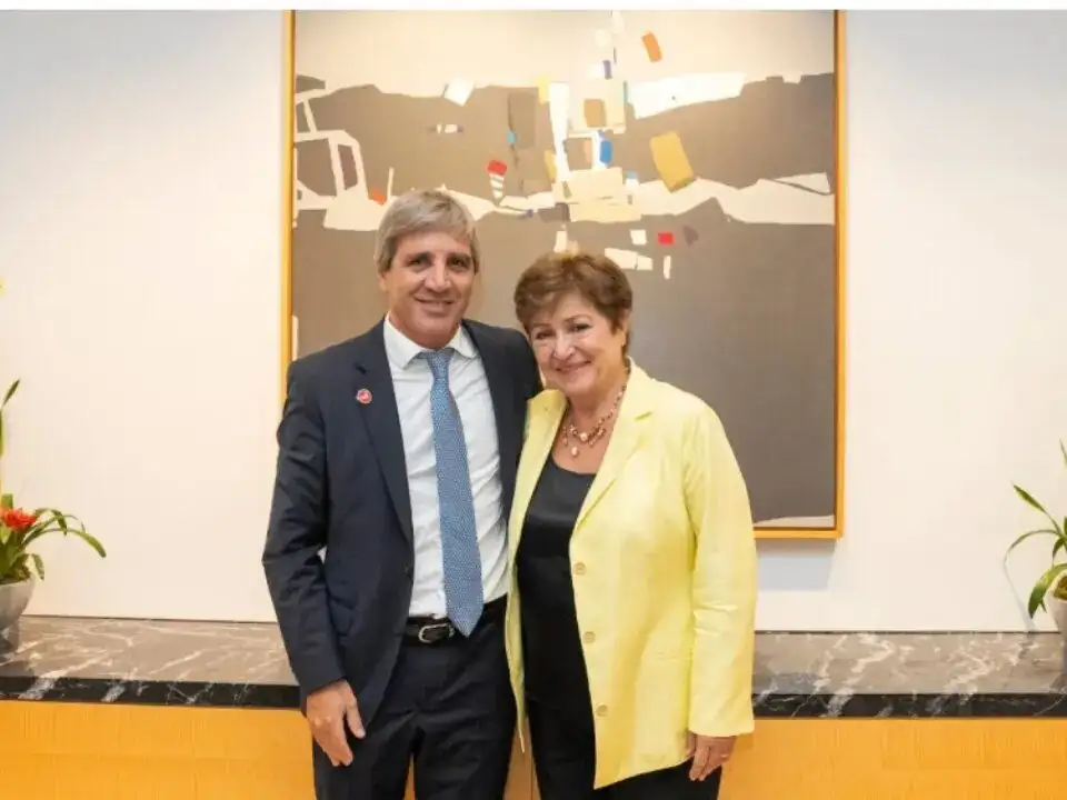 El ministro Caputo junto a la titular del FMI, Kristalina Georgieva.