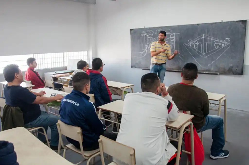Unos 14.000 internos estudian en cárceles bonaerenses; la matrícula creció en abril