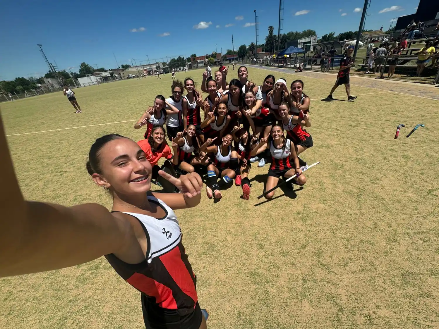 La Sub 16 de Central celebra el tercer puesto de la Copa de Oro.