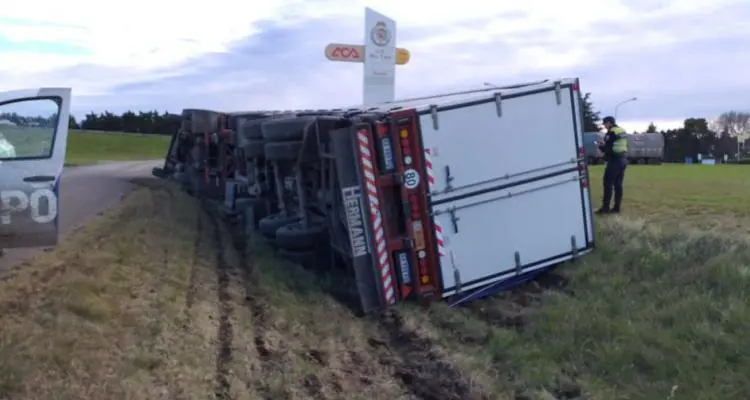Ruta 9: Volcó un camión y el conductor resultó ileso