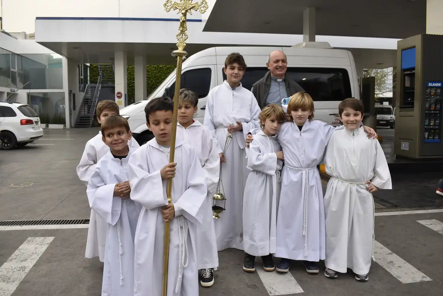 Los monaguillos de la procesión de la virgen posaron para foto
