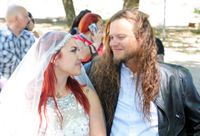 Se conocieron este año en un recital de heavy metal y se casaron en el Jardín de la Paz