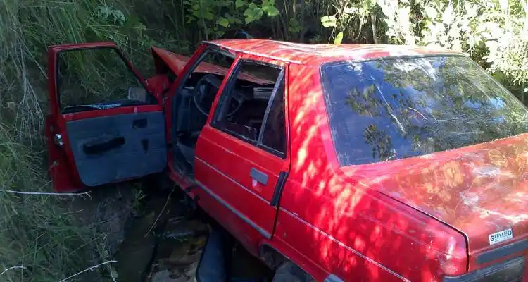 Un auto chocó en el acceso a Vuelta de Obligado