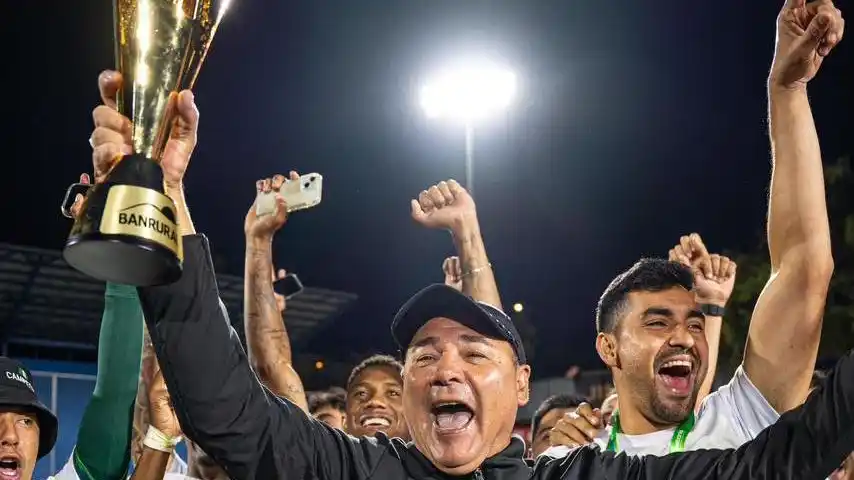 Tapia, con el trofeo. Una imagen recurrente en el fútbol guatemalteco.
