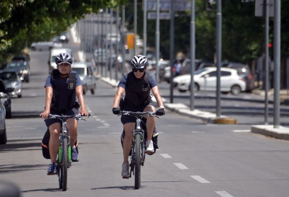 Operativo Sol en la ciudad: caminantes, móviles, bici-policías y moto-policías