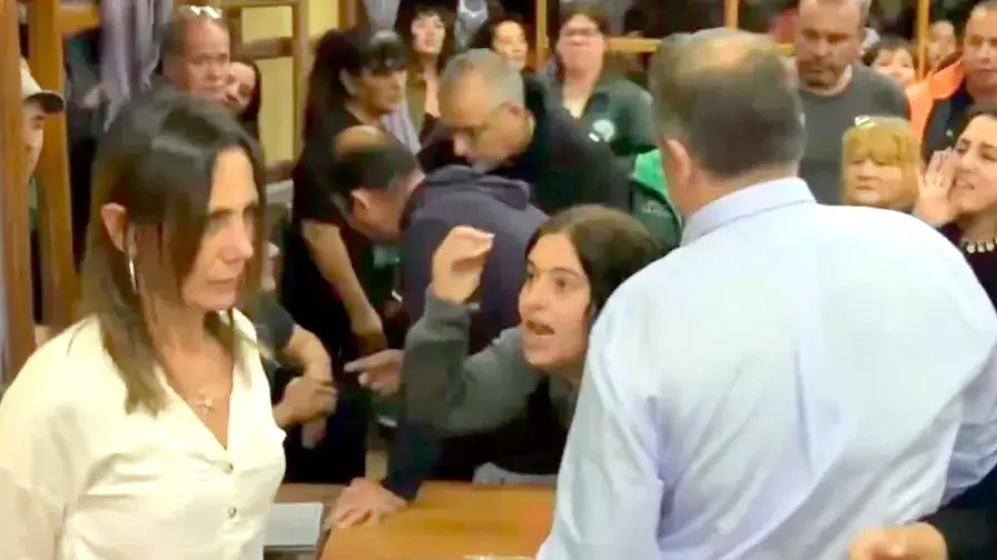 La concejala Clarisa Armando, a la izquierda, es agredida en el recinto del HCD de Villa Gesell.