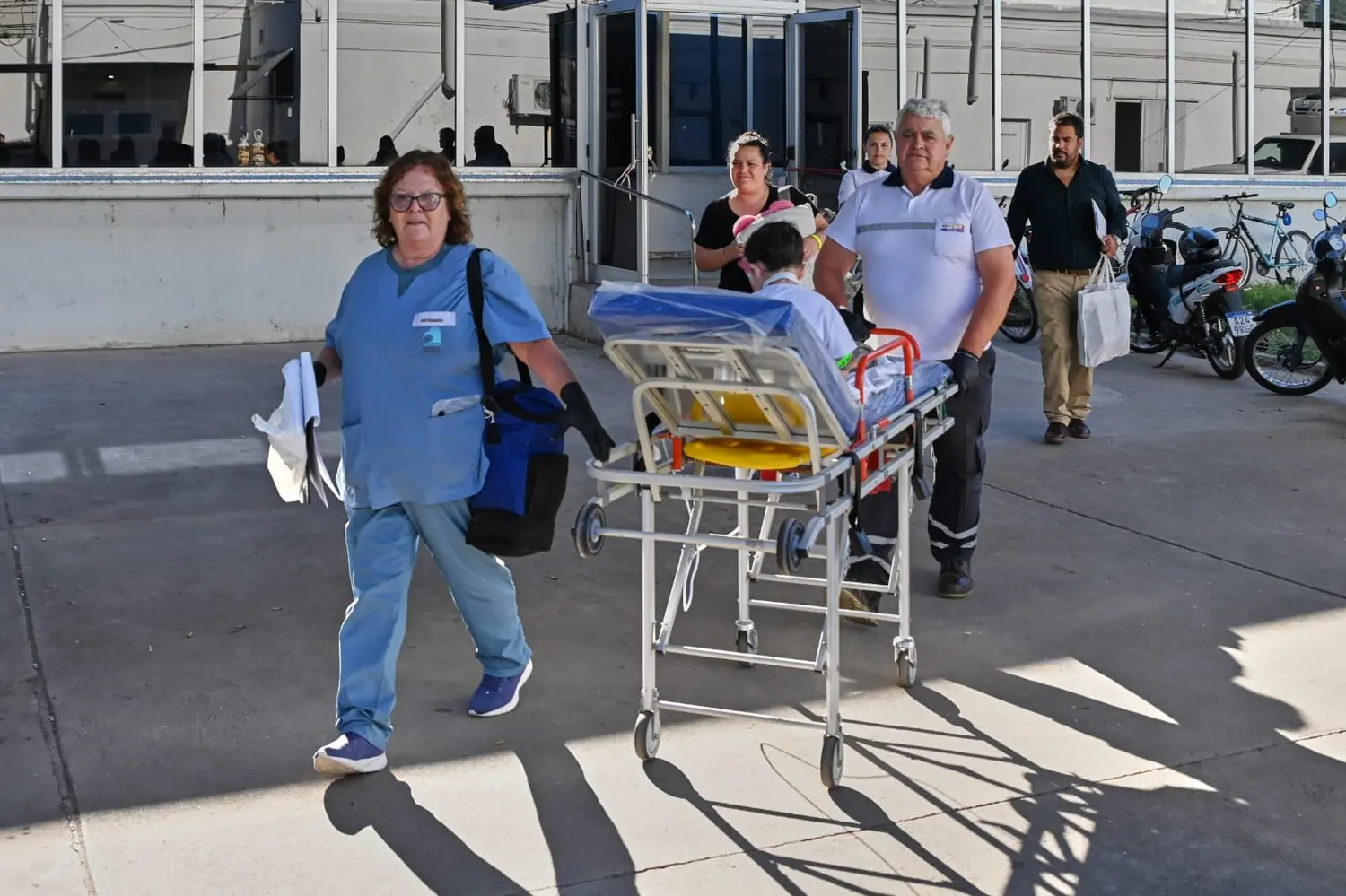 “Somos parte de la historia”: un chofer de ambulancia y su emotiva vivencia de la migración del hospital Jaime Ferré
