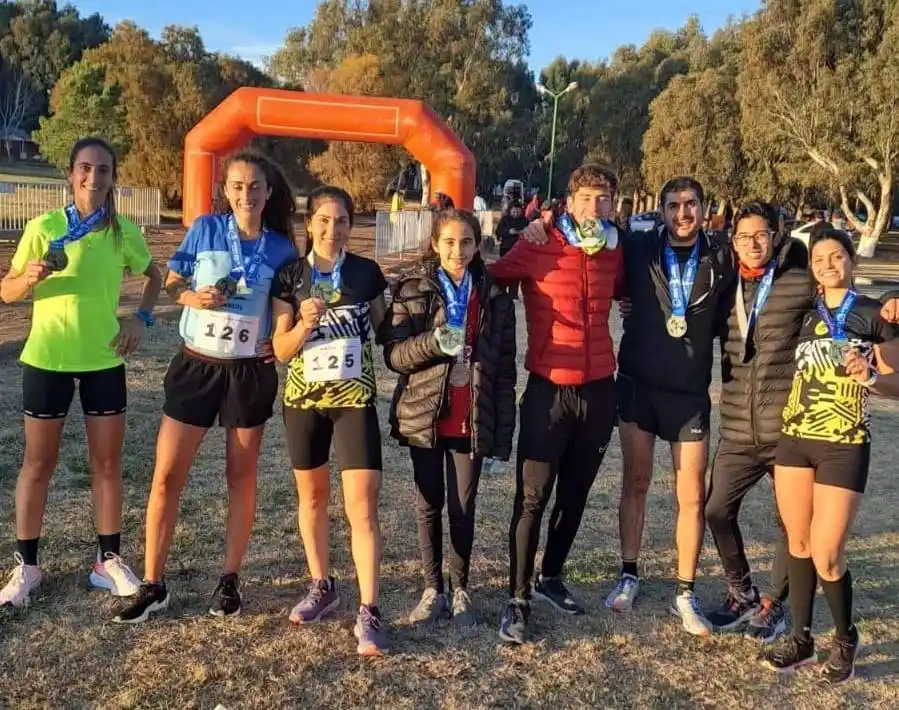 La delegación tandilense que compitió en Bahía Blanca.