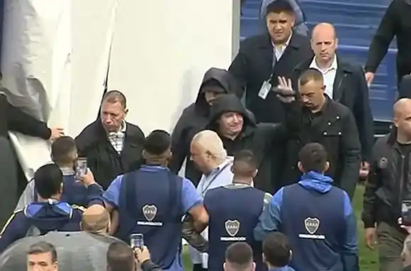 Javier Milei se presentó para votar en las elecciones de Boca y se fue abucheado