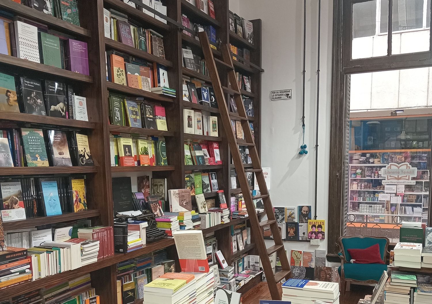 Las librerías transitan un presente complicado y buscan que no se apruebe la Ley Ómnibus.