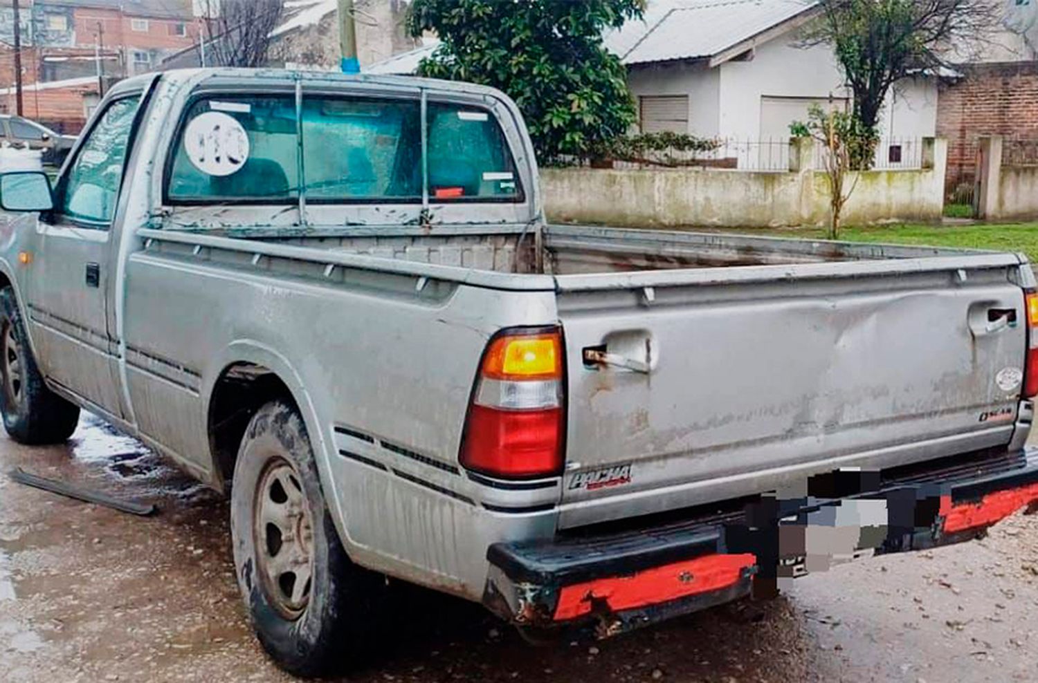 Golpean a un hombre: quiso robar una camioneta y una moto y era prófugo de la justicia