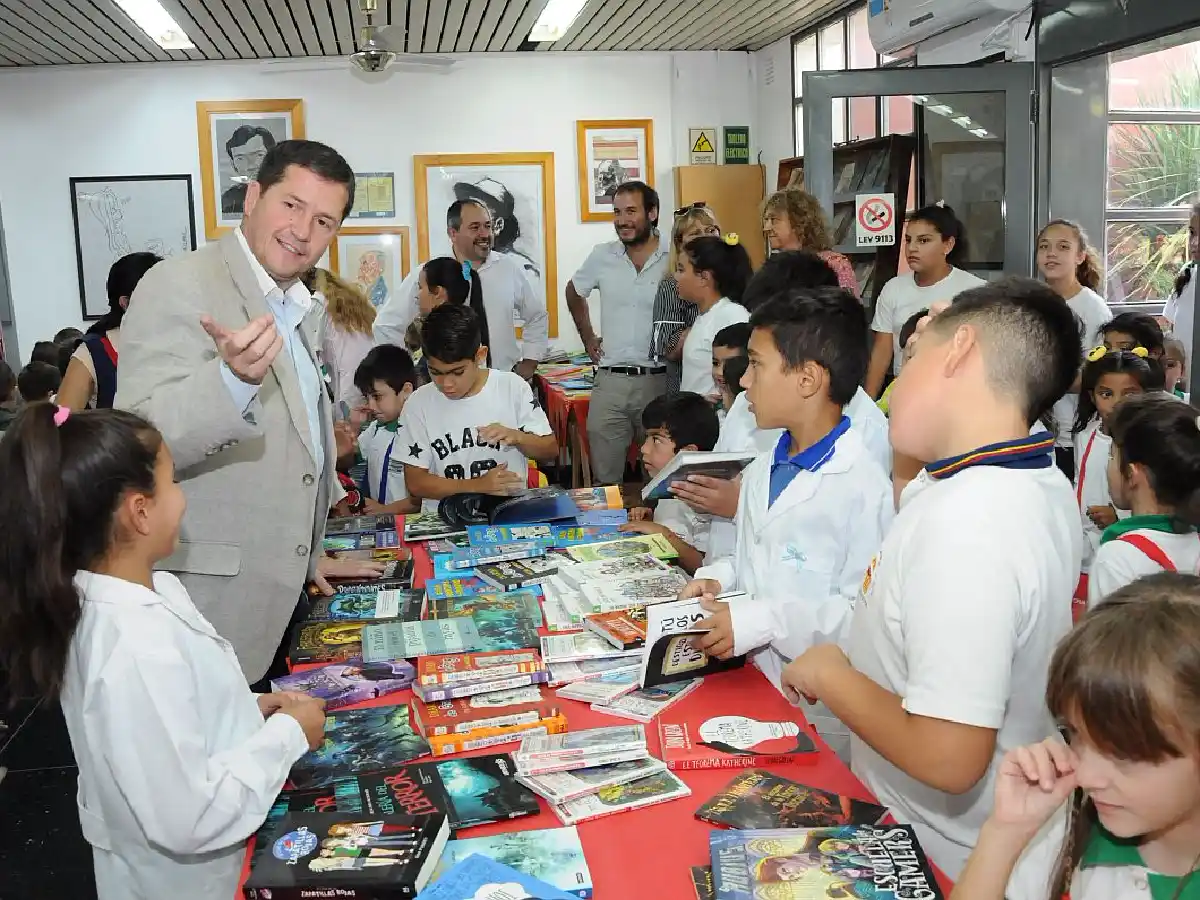 Los más chicos ya disfrutan de su feria del libro en Arroyito     