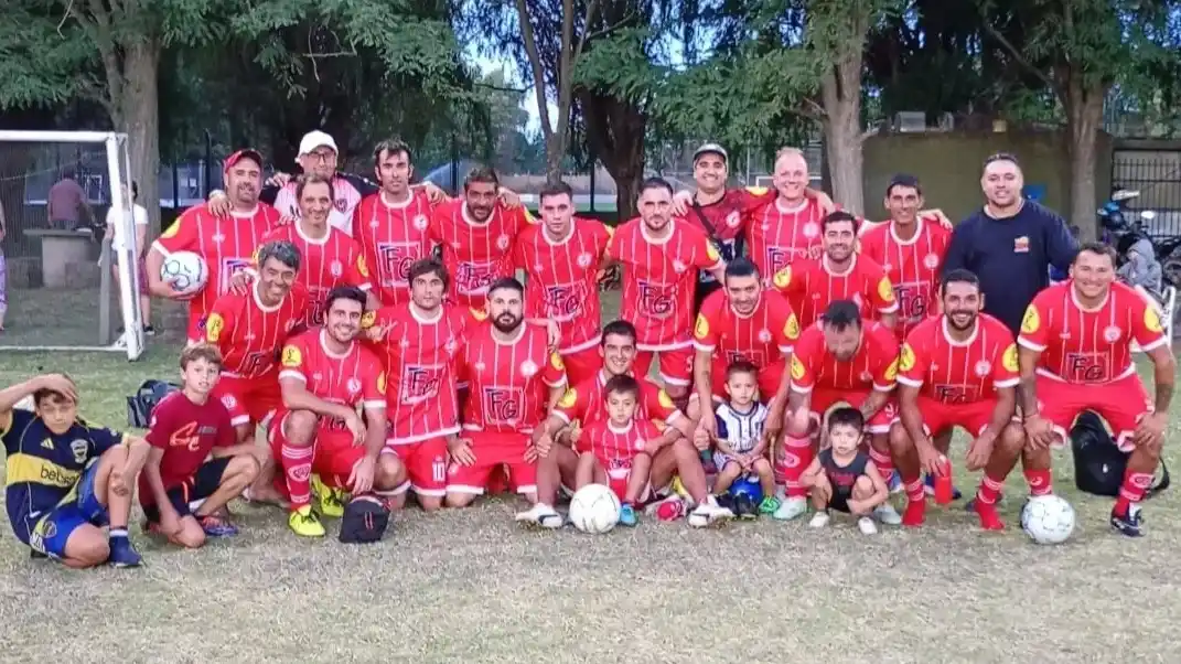 Huracán derrotó a Villa Díaz Vélez y sigue puntero junto a Del Valle