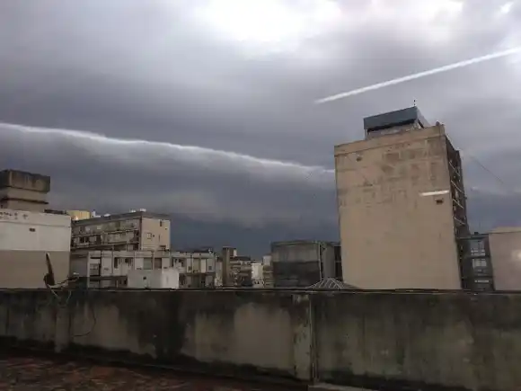 Ráfagas cercanas a los 60 kilómetros por hora y pocos reclamos por la fuerte tormenta en Rosario