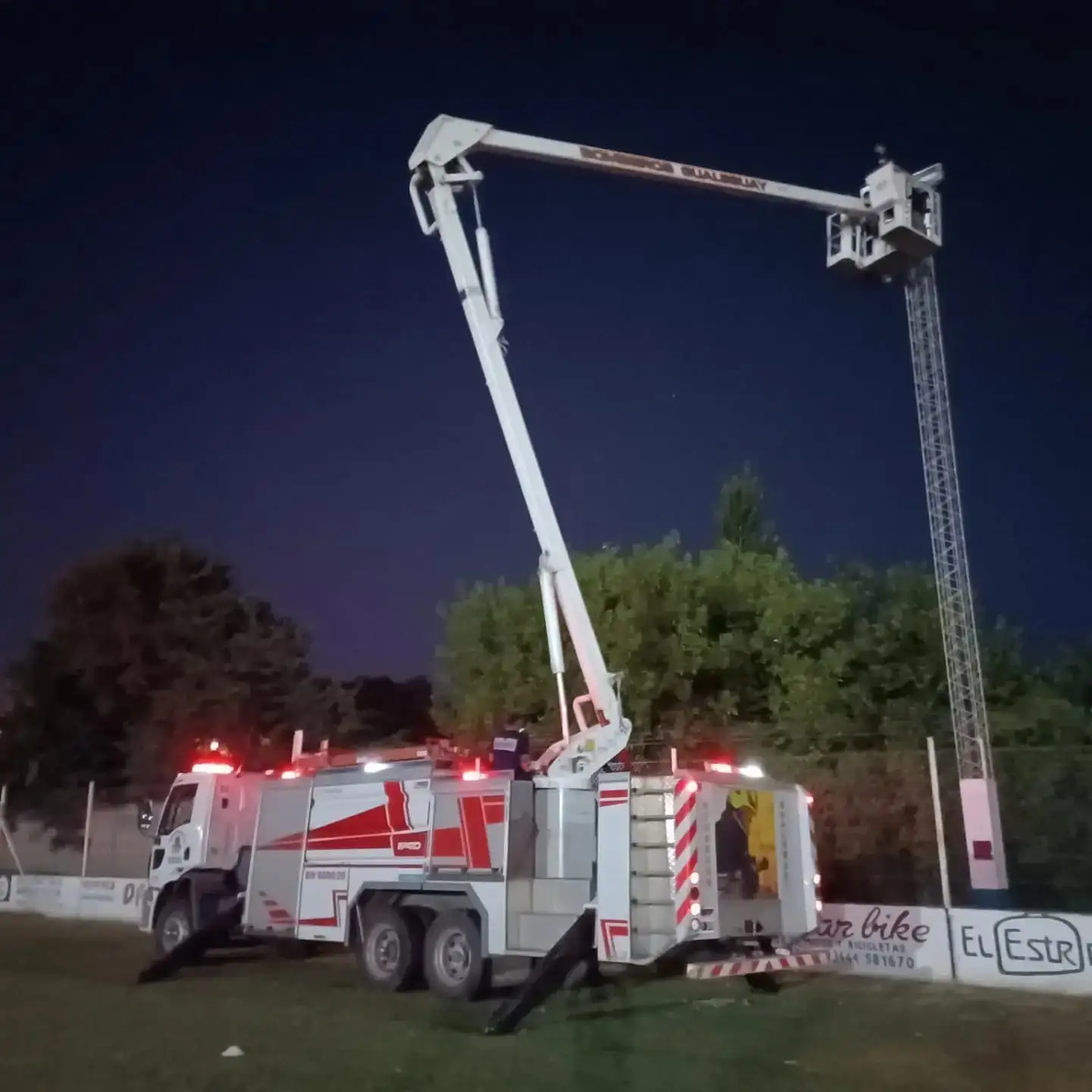 El día miércoles por la tarde se realizo la colocación de la nueva luminaria en nuestro estadio 25 de Junio.