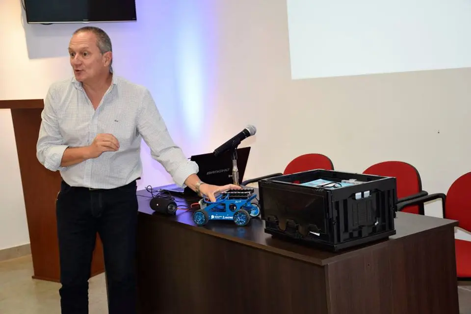 Escuelas del distrito recibieron material para clases de robótica
