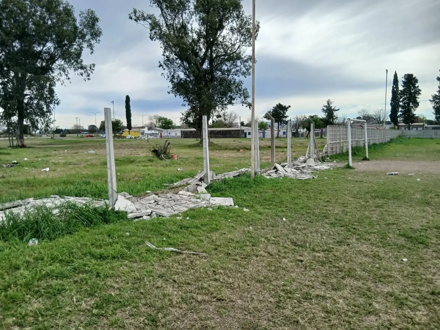 Nuevo hecho de vandalismo en Sportivo Norte: destruyeron gran parte de las lajas del predio