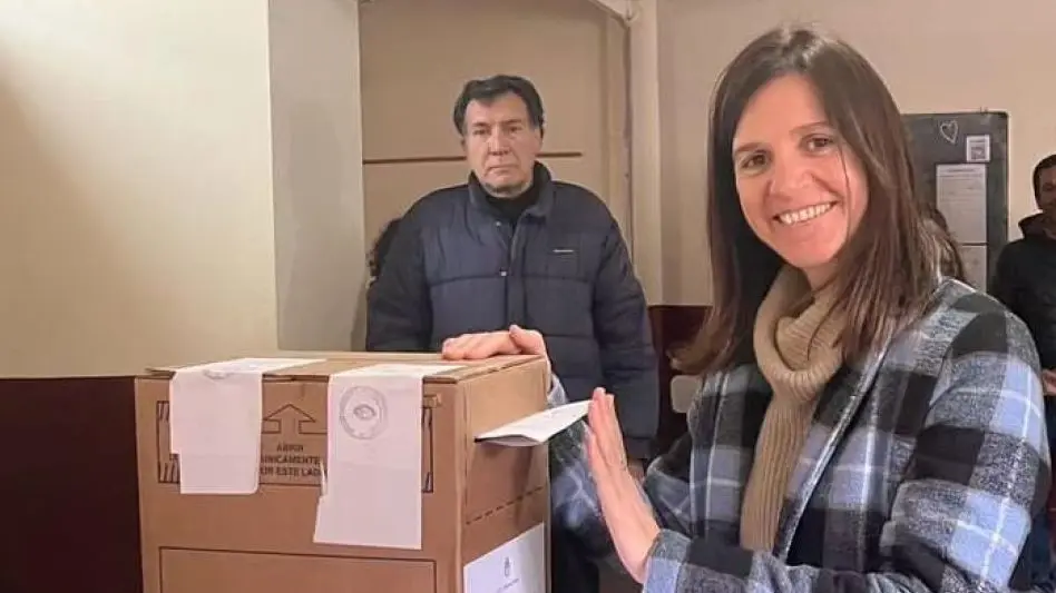 La precandidata a intendenta Fernanda Raverta emitió su voto