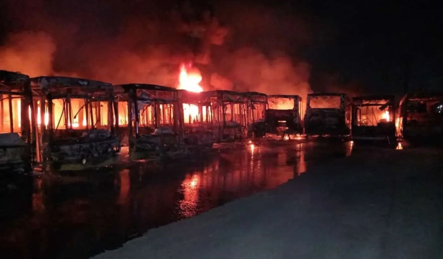 El incendio se produjo en el depósito ubicado en Camino General Belgrano en La Plata (FOTO: 0221.com).