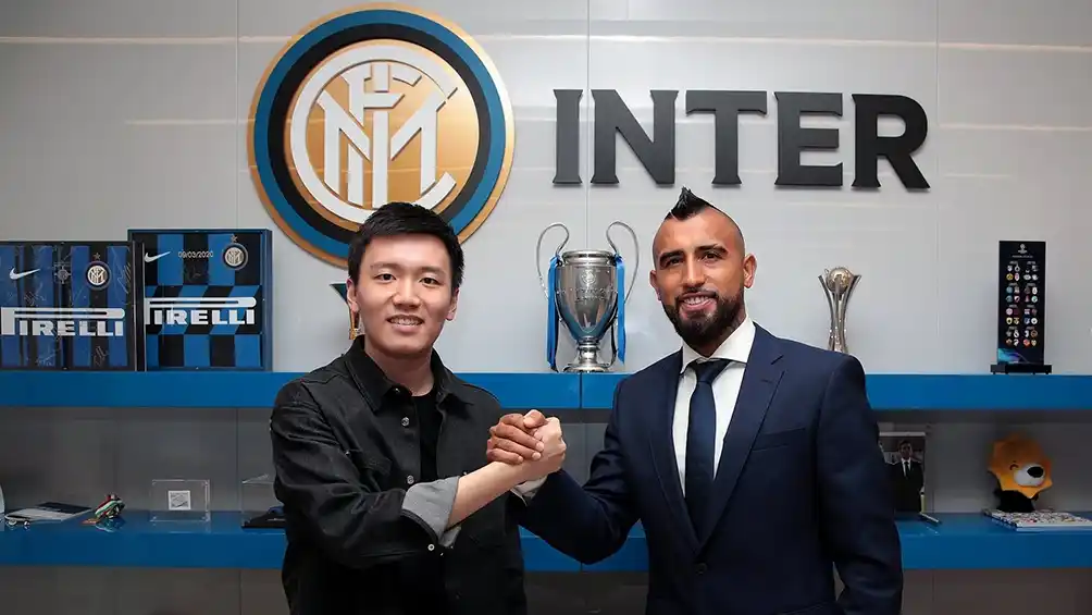 Barcelona e Inter oficializaron el pase del volante chileno Arturo Vidal