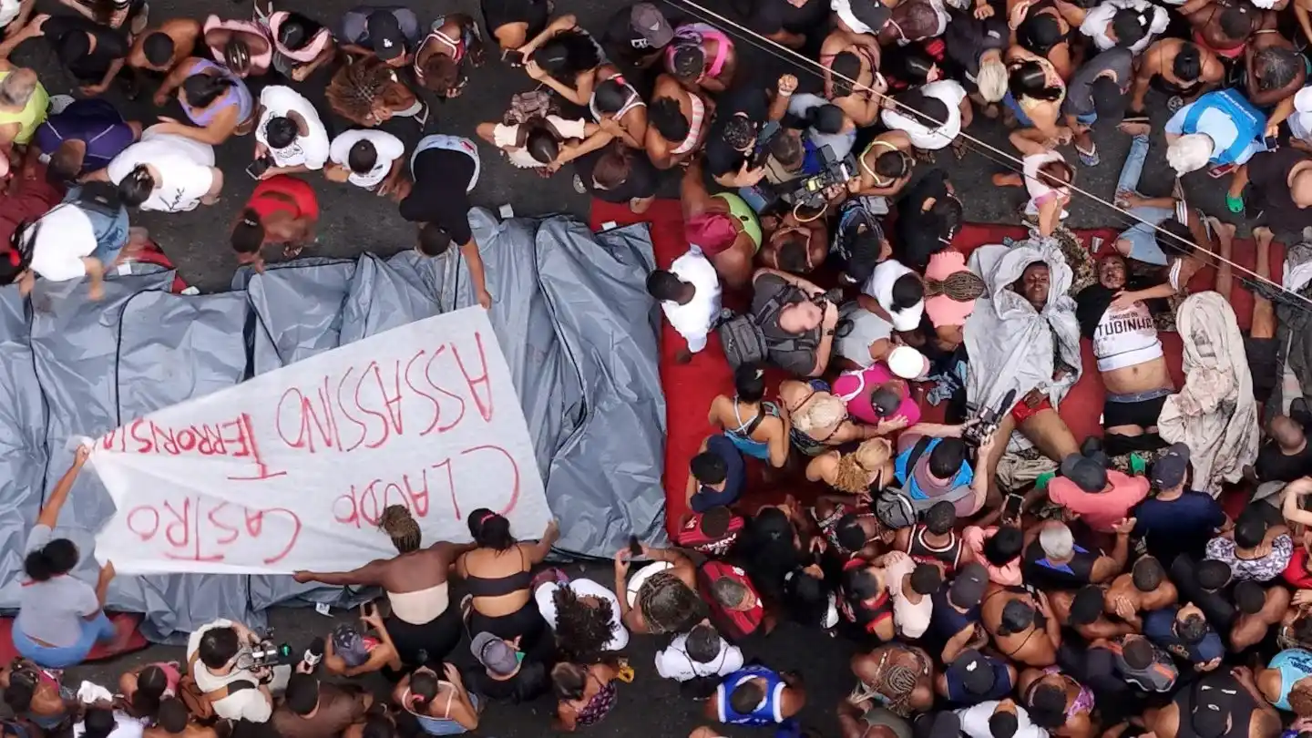Vecinos se congregan alrededor de los cuerpos de los hombres abatidos este martes en Río de Janeiro.