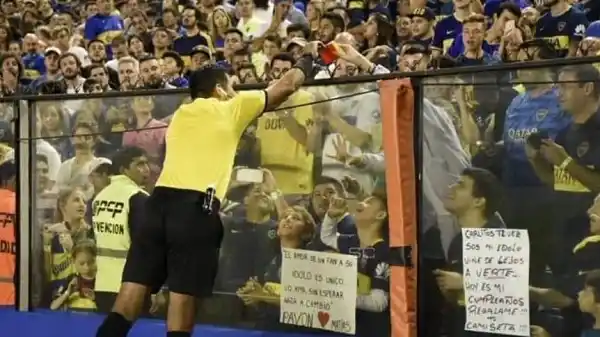 El árbitro del partido de Boca recibió críticas por un gran gesto