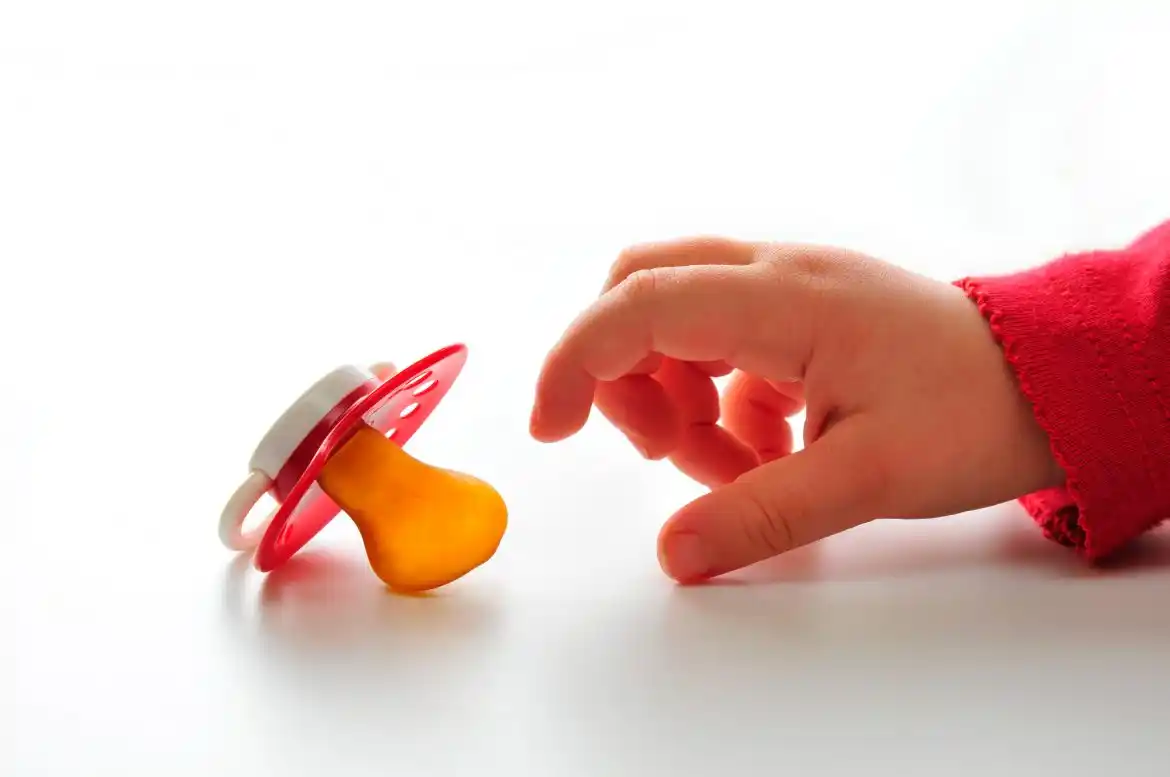 Nacer con el chupete hipotecado