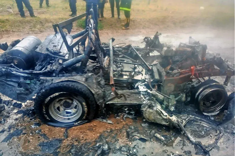 Jeep destruido por el fuego