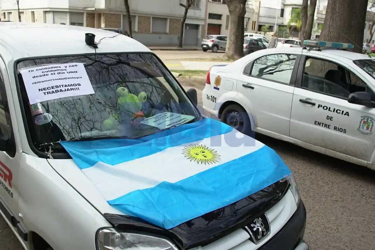 Video: El momento en el que una camioneta municipal bloqueó la marcha de los comerciantes