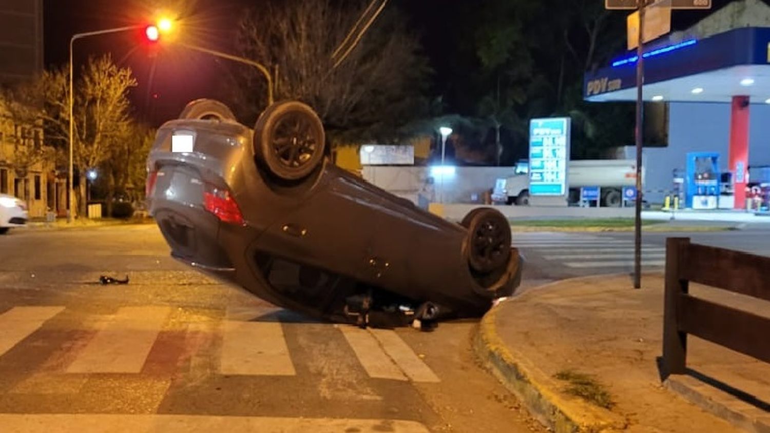 Dos autos chocaron y uno quedó con las ruedas hacia arriba