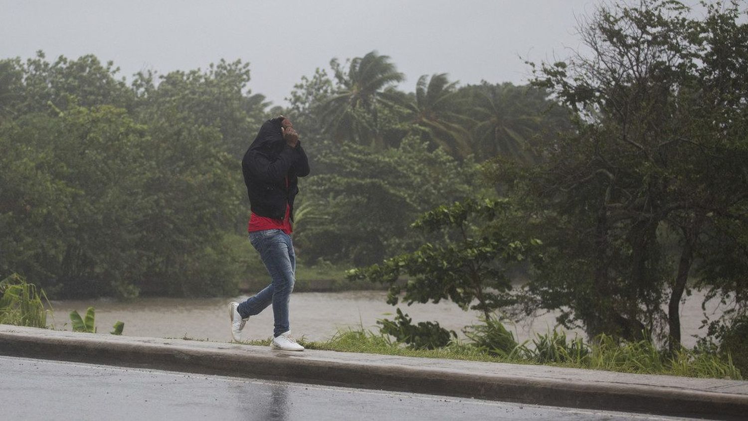 ¡HAY UN FALLECIDO! Huracán Fiona causa estragos en República Dominicana
