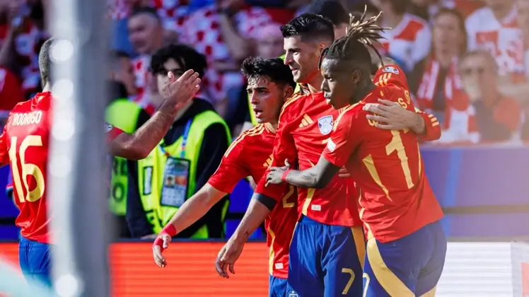 España goleó a Croacia en Berlín.