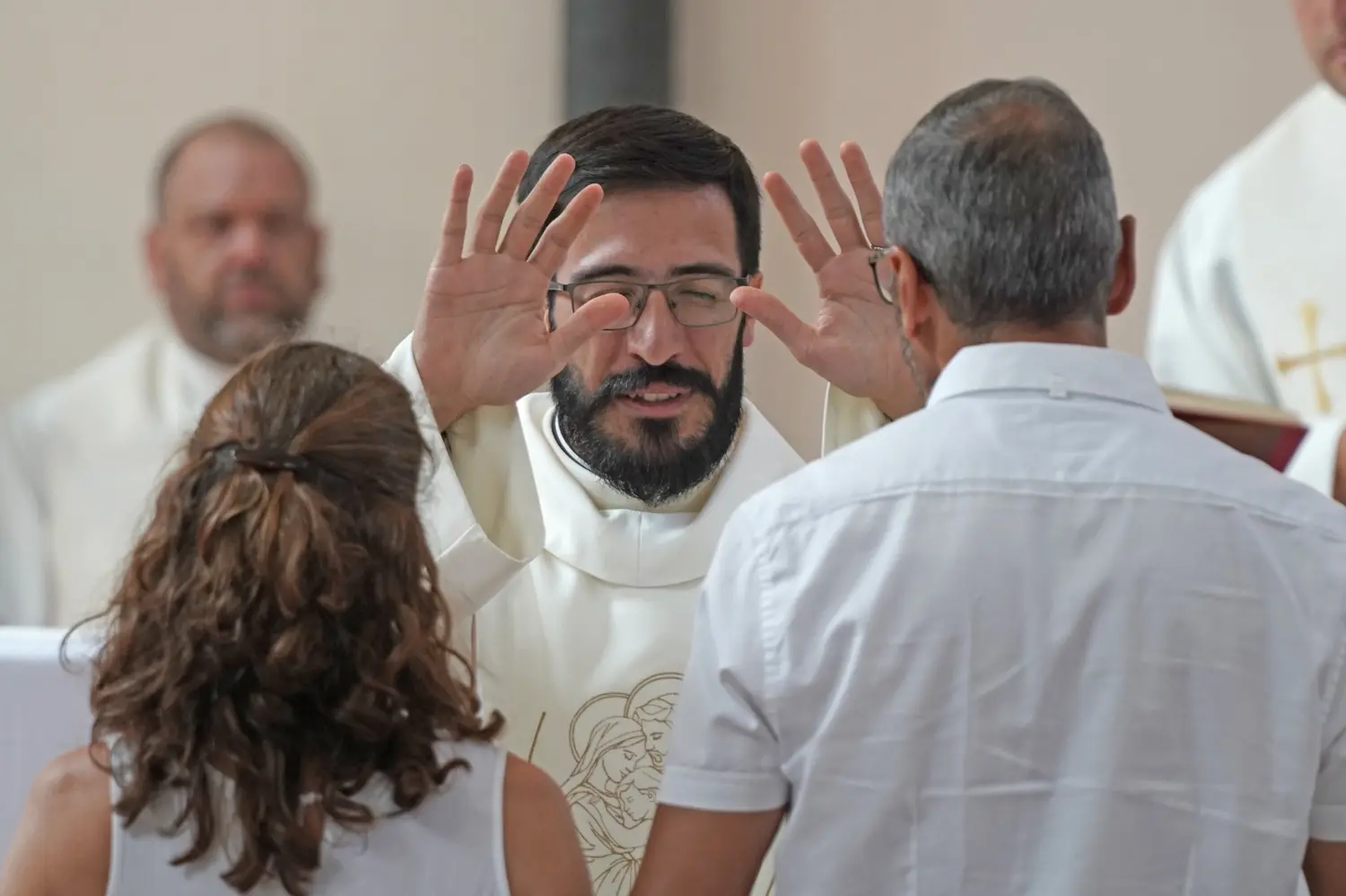 Agustín Corral celebró su primera misa en Necochea tras ser ordenado sacerdote